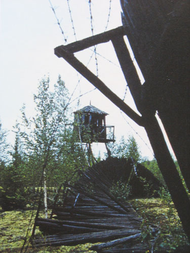 Остатки одного из лагерей на строительстве «сталинской дороги». Фото 1989 г.