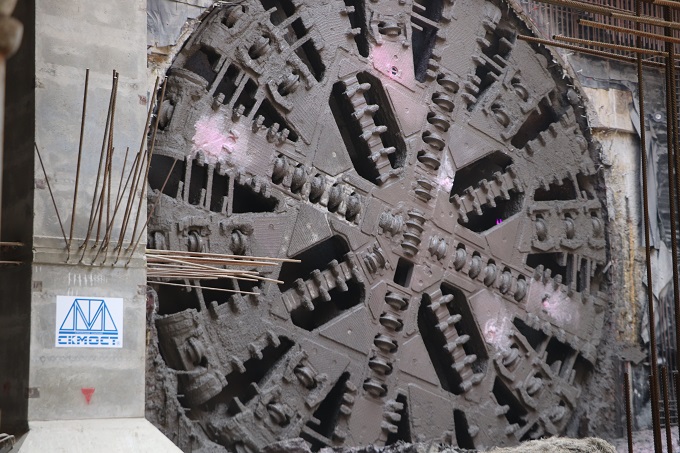 10-ти метровый в диаметре щит «Виктория», с помощью которого специалисты компании Руслана Байсарова осуществляют проходку перегонных тоннелей 
