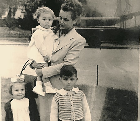 Элен Корнилова с тремя детьми